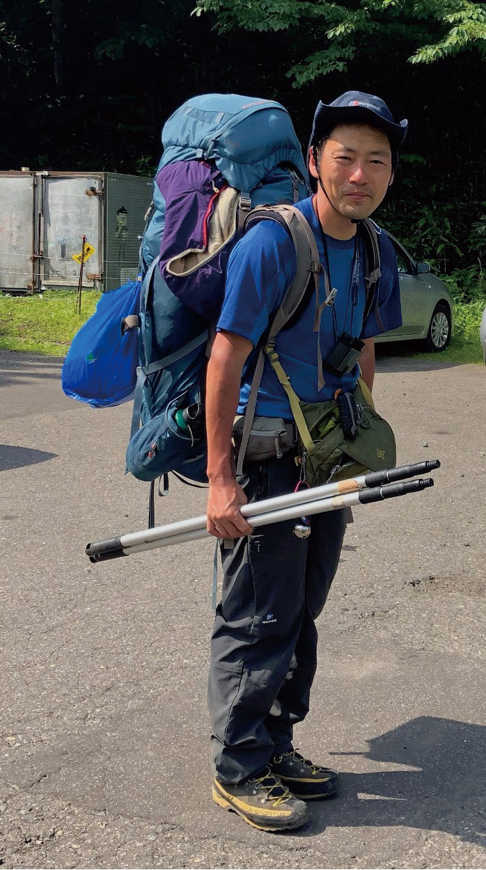 写真：登山姿の齋藤研究員